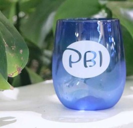 Glas vom mit dem Airportkürzel PBI: Mit der Umbenennung in Donald J. Trump Airport verliert der Airport auch das Kürzel PBI.