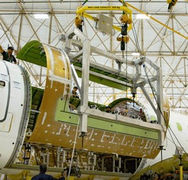 Installation der Frachttür beim E190F.