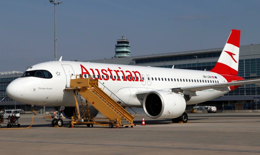 OE-LZN: Der AIrbus A320 Neo steckt in Heathrow fest.