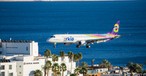 Anflug über Palmen: Eine Embraer von Arkia Airlines peilt die Landebahn des alten Stadtflughafens von Eilat an.