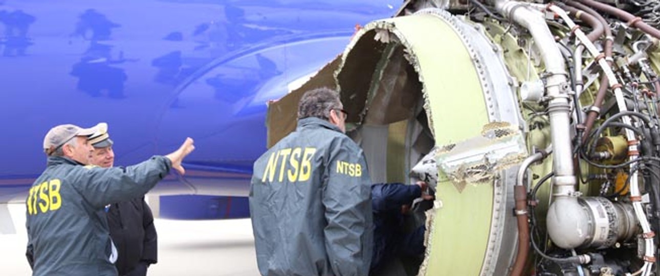 Umgehend hat das Expertenteam des NTSB das Triebwerk der Boeing 737-700 inspiziert.