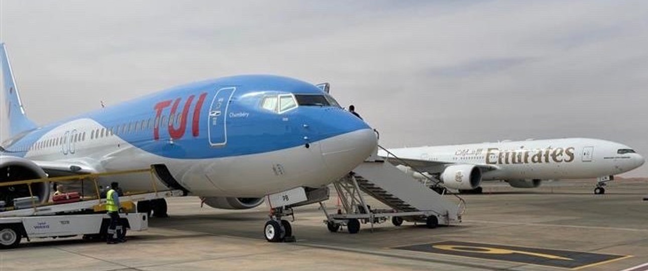 Boeing 737 Max 8 von Tui Airways: Der Reiseveranstalter fliegt Kundinnen und Kunden über den Flughafen Al-Ain aus.