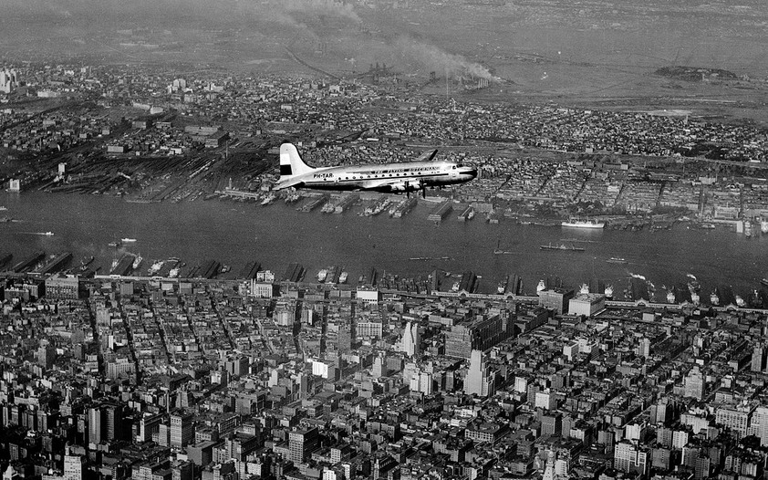 Douglas C-54 Skymaster über New York: KLM bedient die Stadt seit 80 Jahren.