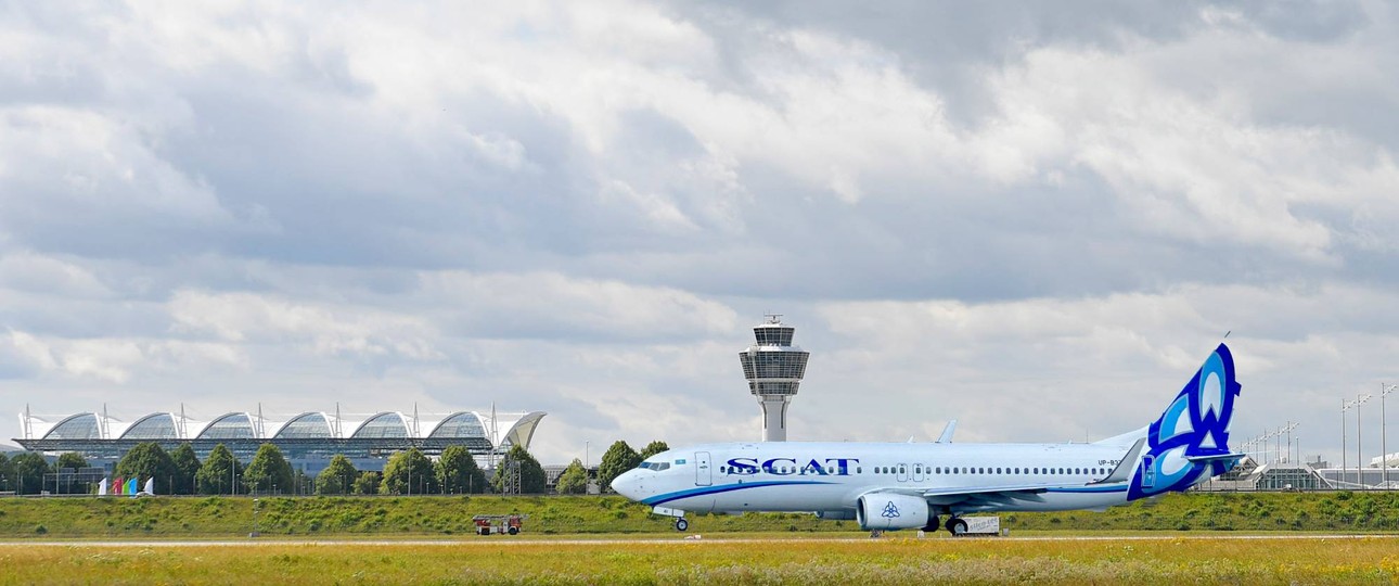 Boeing 737 von Scat Airlines am Flughafen München (Montage): Ende Mai sollen die Flüge starten.