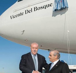 Vicente Del Bosque vor dem Airbus A330: Der spanische Trainer gab dem Flugzeug seinen Namen.