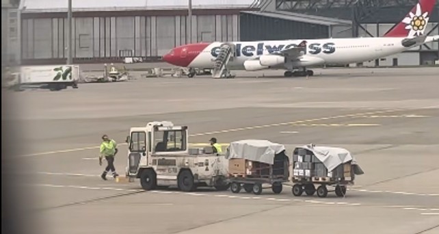 Kuriose Szene am Flughafen Zürich: Gepäckmitarbeiter müssen Pakete einsammeln.