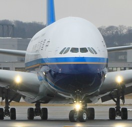 China Southern betreibt fünf Superjumbos. Und alle fünf Airbus A380 sind im Einsatz. Die Fluggesellschaft fliegt mit ihnen Ziele auf vier Kontinenten an: Paris und Amsterdam in Europa, Melbourne in Australien, Los Angeles in Amerika und Tokio in Asien.