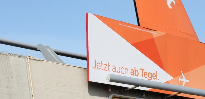 Ein genauer Blick auf die Kanten zeigt: Das Schild trug früher das Rot der Air Berlin.
Auch woanders eignete sich Easyjet Werbeauftritte Ihres Vorgängers an.