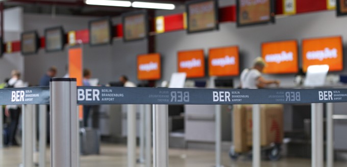 Auch die Anzeigen beim Check-in leuchten hier jetzt in den Easyjet-Farben. Zeichen, dass hier einmal Air-Berlin-Kunden ihre Boardkarten abholten, sucht man vergebens.