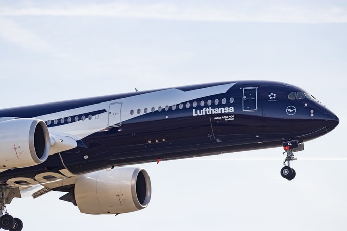 ... Überflug über den Flughafen Köln/Bonn, bevor er ...