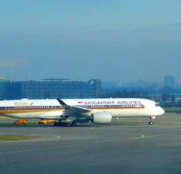 Flieger von Singapore Airlines am Flughafen Schiphol: Nicht immer Platz am Gate.