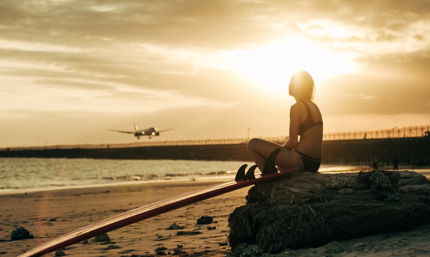 Frau am Strand: Wo landete sie wohl?