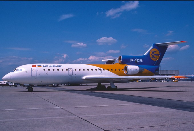 1980 hob die <strong>Yakovlev Yak-42</strong> erstmals mit Passagieren ab. Nur zwei Jahre später wurde sie erstmals gegroundet, nachdem Designprobleme als Absturzursache einer Aeroflot-Maschine identifiziert wurden. Erst nach wesentlichen Änderungen durften die Sowjet-Flieger 1984 wieder starten.