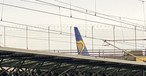 Boeing 737, die für Ryanair Tochter Buzz fliegt, am 7. November am Flughafen Düsseldorf, fotografiert vom Flughafenbahnhof: Rarer Besuch.Buzz