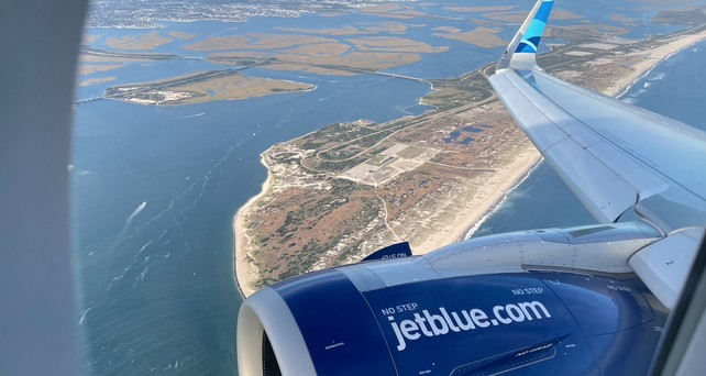 Blick aus dem Fenster eines Airbus A321 LR von Jetblue: Bald auch ab Genf unterwegs?