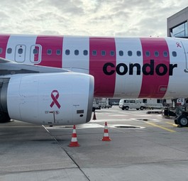 Die D-AICS ist ein Unikat. Als einziges Flugzeug von Condor trägt sie rosa Streifen.