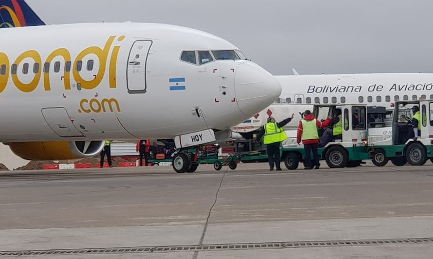 Zwei Gepäckfahrzeuge schieben eine Boeing 737: Eine umstrittene Aktion.
