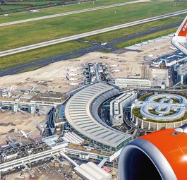 Easyjet-Flieger über dem Flughafen Düsseldorf (Montage): Künftig wieder zu sehen.