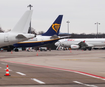 Die beiden Airbus A320 von Leav: Links die D-ANNE ohne und rechts die D-ANDI mit Beklebung.