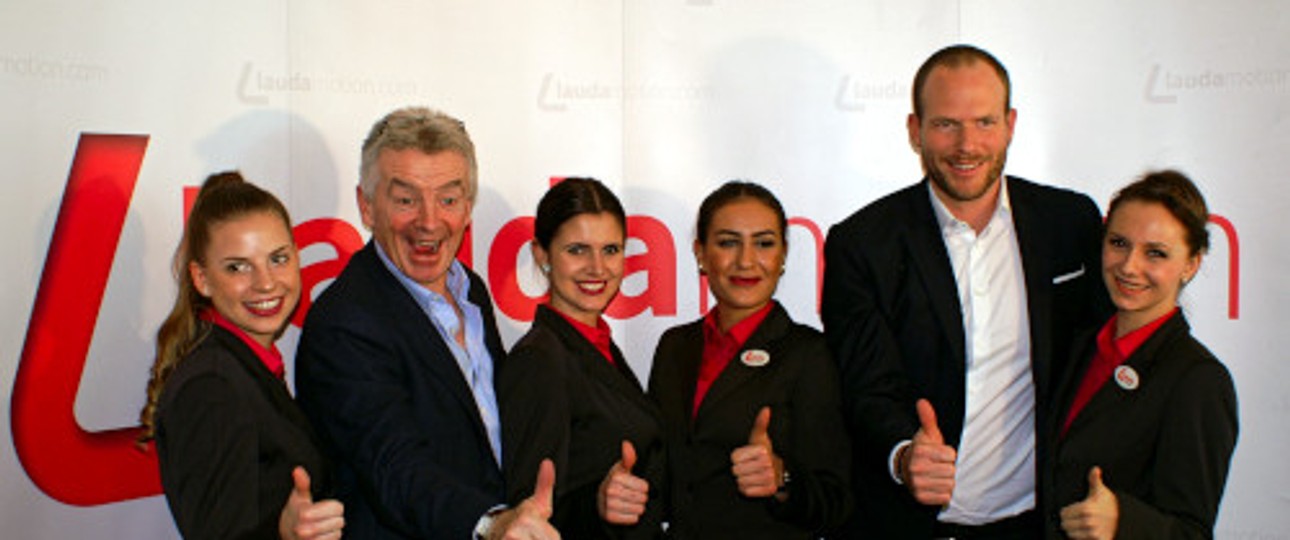 Michael O'Leary und Andreas Gruber mit Flugbegleiterinnen.