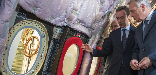 Airbus-Chef Fabrice Brégier zeigt Premier Jean-Marc Ayrault die Fenster: Bislang noch klassich.
