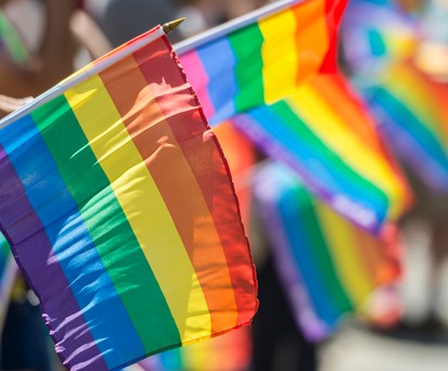 Regenbogenflaggen an einem CSD: Eurowings unterstützt die Anliegen.