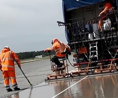 Am Flughafen Frankfurt wurde der neue Anti-Skid-Belag erstmals aufgebracht.