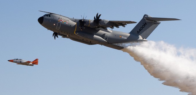 Der Airbus A400 M bei einem Testflug als Löschflugzeug: Die Maschine kann ...