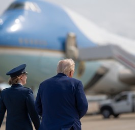 Donald Trump läuft zur Air Force One: Er will schnell Ersatz für die alternden Boeing 747-200.