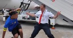Fan und Pilot tanzen: Vorfreude auf die Fußball-WM.