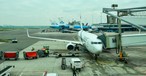 Boeing 737 von El Al am Flughafen Amsterdam: Der Zoll kontrolliert Reisende auf Waren aus von Israel besetzten gebieten.