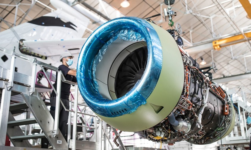 Das erste Vorserienflugzeuge der Falcon 6X erhält seine Pratt &amp; Whitney -Triebwerke: Der Businessjet von Dassault Aviation ...