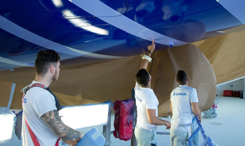 Inspektion des Rumpfes nach der Lackierung: Die Farbe ist nicht der Kostenfaktor, die Zeit ist es.