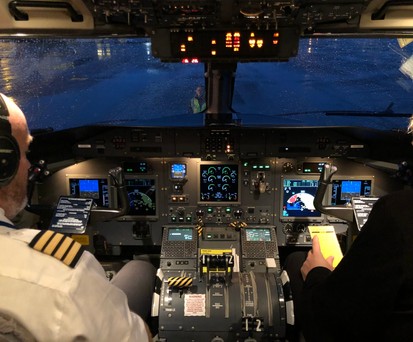 Die Piloten Axel Ingi Eiríksson (Kapitän) und Jóhann Atli Hafliðason (Erster Offizier) bereiten sich auf den Flug von Reykjavík nach Isafjördur vor.