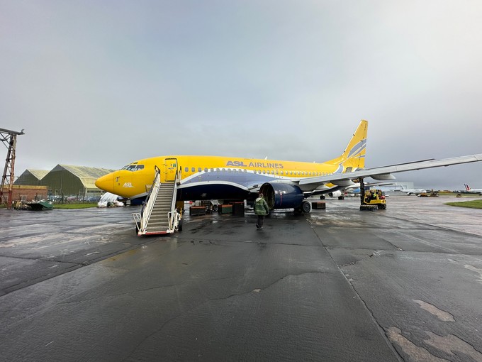 Eine Boeing 737 von ASL Airlines wird auseinander gebaut.