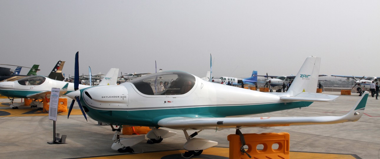 Mehrere chinesische Kleinflugzeug auf einer Messe in Wuhan: Aktuell dürfen nur noch Linien- und Rettungsflüge in China starten.