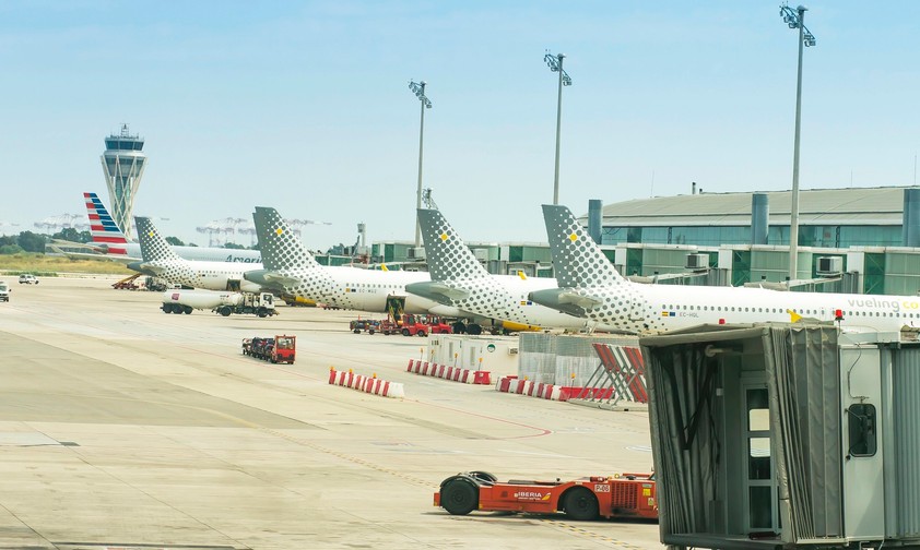 Vier Flugzeuge von Vueling am Flughafen Barcelona: Die Airline will bis 2035 ihren Spitzenposition am Airport festigen.