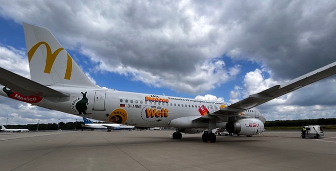 Airbus A320 von Leav Aviation: Das Flugzeug wird bis Ende September zum McDonalds-Flugzeug.