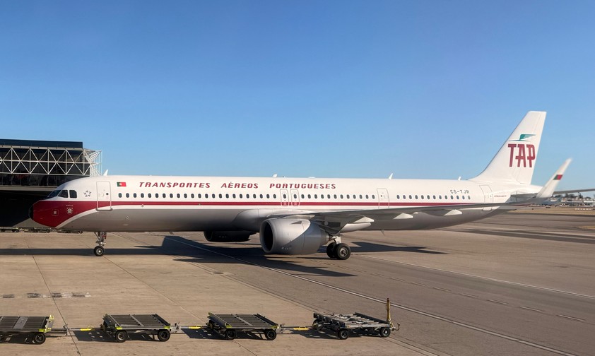 Airbus A320 mit Retrolackierung in Lissabon: Gehört wohl bald teilweise Lufthansa Group.