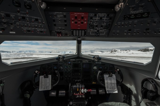 Sie können dank Navigationshilfen auch bei schlechtem Wetter landen. An Bord befinden sich zwei Piloten und ein Mechaniker.