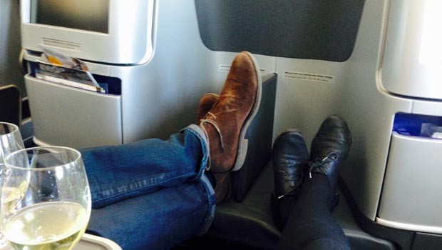 Allein schon wegen der Beinfreiheit und der Lie-Flat-Sitze. Ob man jedoch gerne mit dem Sitznachbar füsseln möchte? Das Problem der zugewandten Füsse in der neuen Lufthansa-Business-Class ist seit jeher ein Thema.