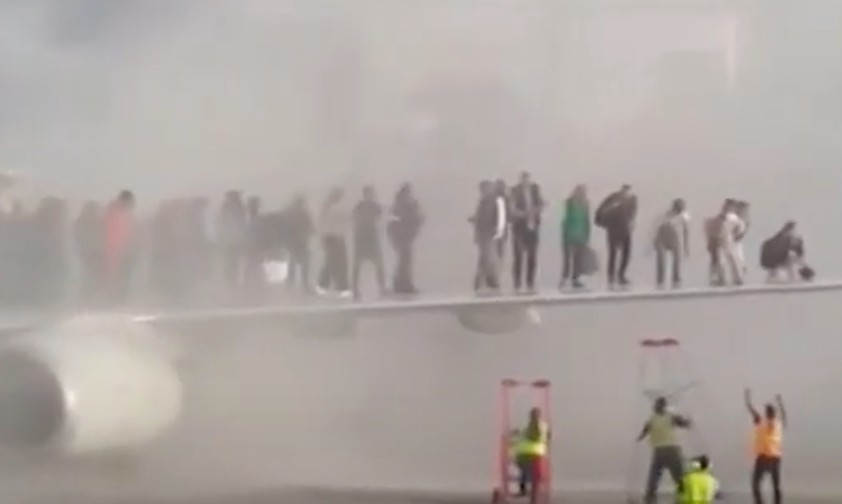 Fluggäste fliehen in Denver auf Tragfläche einer Boeing 737