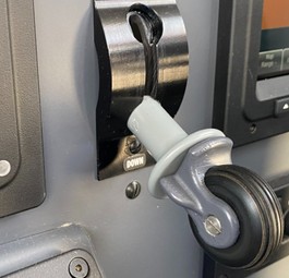 Der Hebel zum Ein- und Ausfahren des Fahrwerks im Cockpit der Let L410 NG: Hier ist der Griff wirklich ein kleines Rad. Ganz so deutlich...