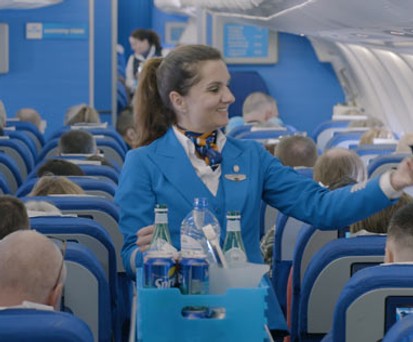 Flugbegleiterin von KLM: Neuer Bordservice.