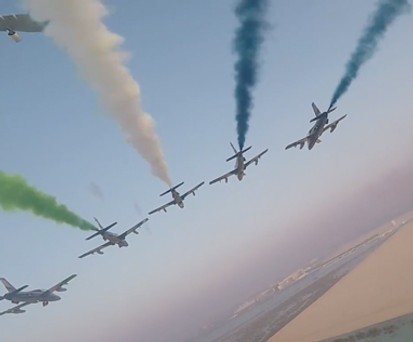 Ein Airbus A380 mit bunter Begleitung