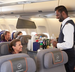 Flugbegleiter von Lufthansa bei der Arbeit: Die neue Sprachregelung soll Inklusivität fördern.