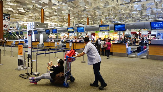 Wer nicht auf einen großen Koffer verzichten will, sollte sich die Gepäckgebühren der Airlines genau anschauen. Bei den meisten ist die Online-Anmeldung des Gepäcks deutlich günstiger als kurz vor Abflug am Flughafen.