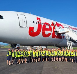 Air-Tanker-A330 in Jet-2-Bemalung: Es geht zu Sonnenzielen.