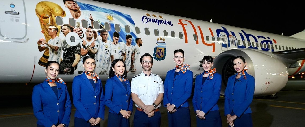 Eine Crew von Flydubai zeigt sich stolz vor dem Meisterflieger.