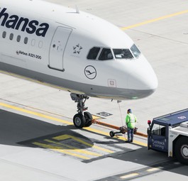 Flieger von Lufthansa in Frankfurt: Einige Destinationen laufen besser als früher.